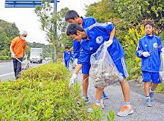 04　国道６号線の清掃ボランティア活動には多くの中高生が参加した。